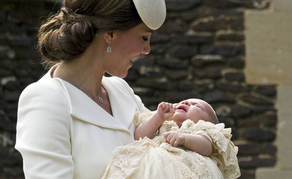 5 luglio 2015: abito bianco magnolia per Kate Middleton, duchessa di Cambridge, per il battesimo della secondogenita Charlotte Elizabeth (Afp)